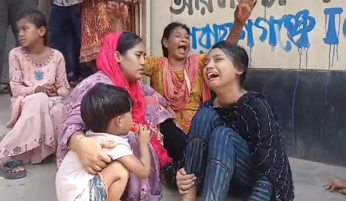 হাসপাতালের সামনে স্বজনদের আহাজারি। আজ শুক্রবার বিকেলে নারায়ণগঞ্জ হাসপাতালে