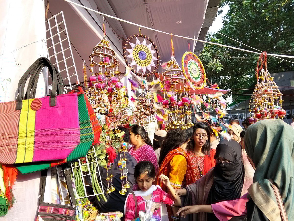 কুটিরশিল্পের স্টলে দর্শনার্থীরা। বাংলা একাডেমির বৈশাখী মেলায়, ১৭ এপ্রিল