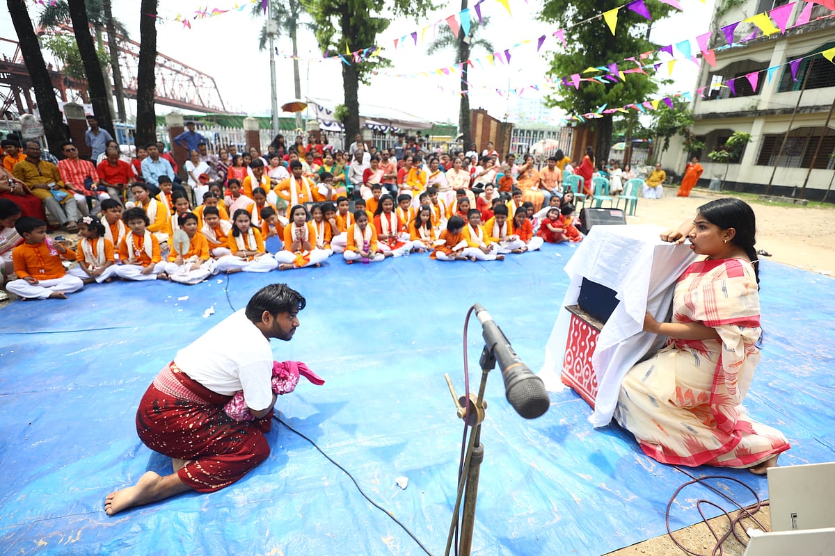 শিশু-কিশোরদের সংস্কৃতিচর্চার প্রতিষ্ঠান পাঠশালার আয়োজনে ‘পাঠশালায় বৈশাখ’ অনুষ্ঠিত হয়েছে। সেখানে পরিবেশিত নাটকের একটি দৃশ্য। শুক্রবার সকালে সিলেট নগরের কিনব্রিজ এলাকার সারদা স্মৃতি হল প্রাঙ্গণে।