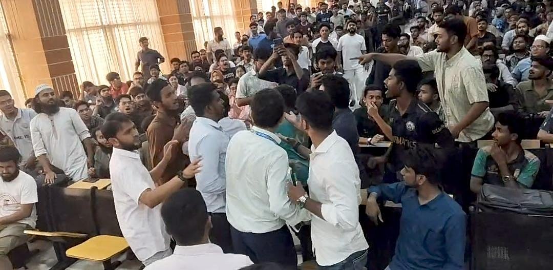 শিক্ষার্থীদের একাংশের সঙ্গে ছাত্রদল–সমর্থিত শিক্ষার্থীদের হট্টগোল। আজ শনিবার বিকেলে যশোর বিজ্ঞান ও প্রযুক্তি বিশ্ববিদ্যালয়ের (যবিপ্রবি) অধ্যাপক শরীফ হোসেন গ্যালারিতে