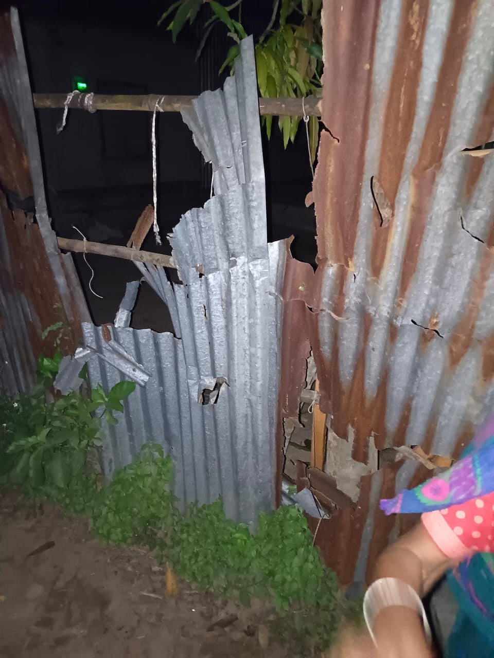 টিনের সীমানাপ্রাচীর ভাঙচুর করা হয়। গতকাল শুক্রবার রাতে ফরিদপুরের সালথা উপজেলার গোয়ালপাড়ায়