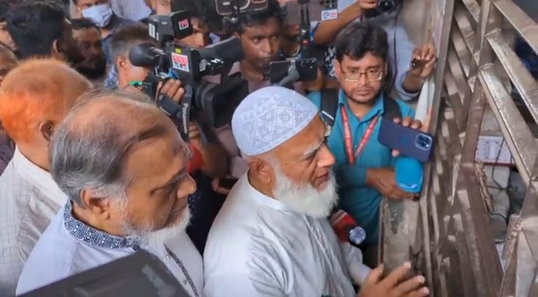 আজ শনিবার সকালে ঢাকার আসাদ গেটে একটি তেলের পাম্প পরিদর্শনে যান সংসদের বিরোধীদলীয় নেতা