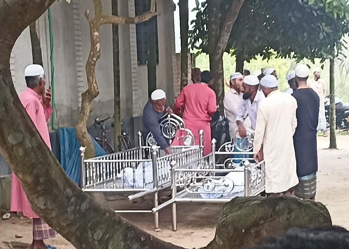 জানাজা শেষে পারিবারিক কবরস্থানে তাদের পাশাপাশি দাফন করা হয়।  আজ শনিবার