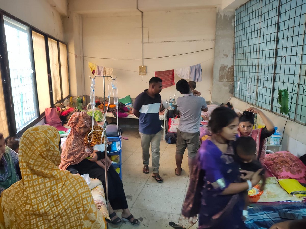 রংপুরে মেডিকেল কলেজ হাসপাতালের শিশু বিভাগের আইসোলেশন কক্ষে রেখে হাম উপসর্গে আক্রান্ত শিশুদের চিকিৎসা দেওয়া হচ্ছে। শনিবার সকালে