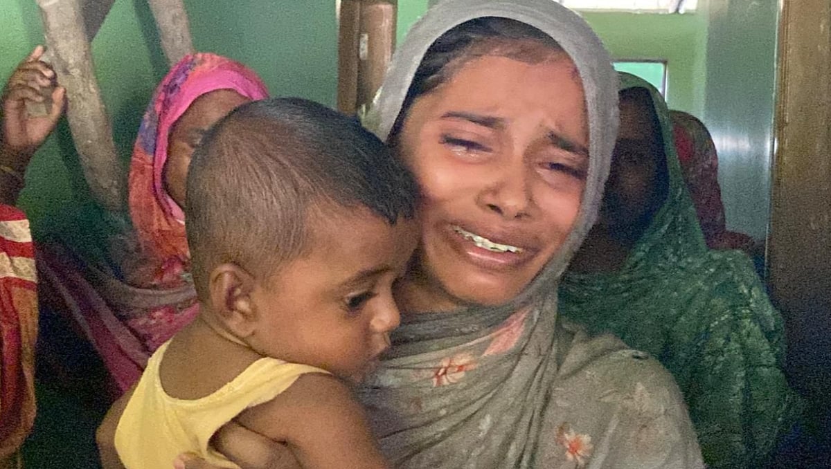 আন্দামান সাগরে ট্রলার ডুবির খবর পেয়ে কান্নায় ভেঙে পড়েন সুমি আকতার । গত বৃহস্পতিবার কক্সবাজারের পেকুয়া উপজেলার রাজাখালী ইউনিয়নের মিয়াপাড়া এলাকায়