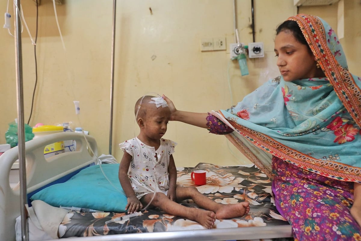 দেশজুড়ে বাড়ছে হামের প্রাদুর্ভাব। হাসপাতালগুলোতে প্রতিদিনই বাড়ছে হামে আক্রান্ত এবং হামের উপসর্গ নিয়ে ভর্তি  শিশু রোগীর সংখ্যা। মাতুয়াইল শিশু মাতৃ স্বাস্থ্য ইনস্টিটিউট-এ। ১৮ এ্রপ্রিল