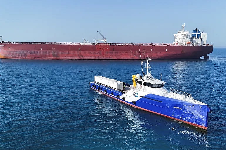 হরমুজ প্রণালি অতিক্রম করা একটি তেলবাহী ট্যাংকার ১৭ এপ্রিল ইরাকের বসরা উপকূলে পৌঁছায়। ১৭ এপ্রিল, ২০২৬