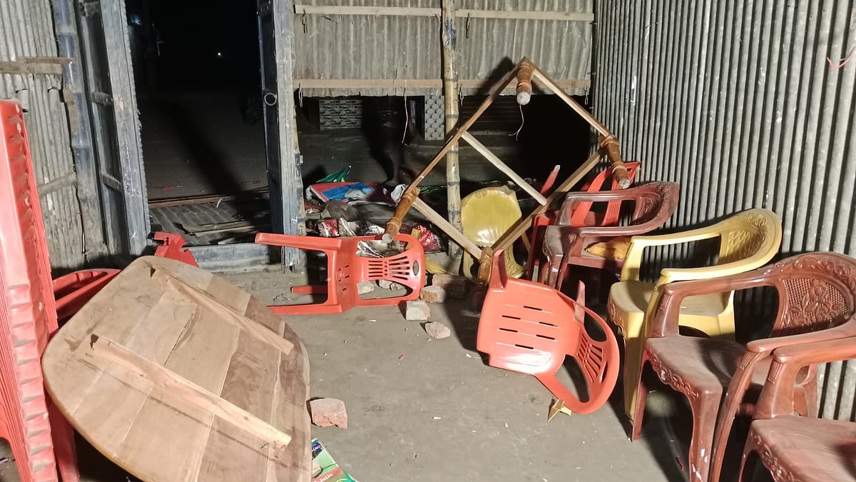 সংঘর্ষে দোকান ও বসতবাড়িতেও হামলা করা হয়। গতকাল রাতে ফরিদপুরের বোয়ালমারী উপজেলার দাদপুর ইউনিয়নের কমলেশ্বরদী চরপাড়া বাজার এলাকায়