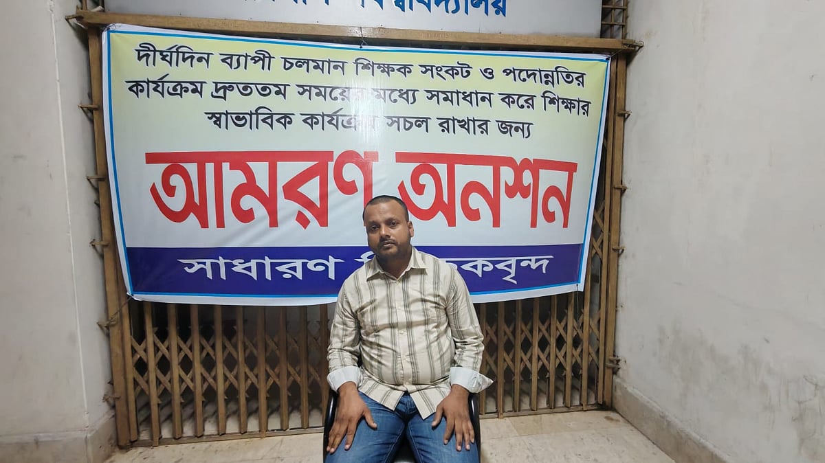 ৬০ শিক্ষকের পদোন্নতির দাবিতে আমরণ অনশনে এক শিক্ষক। রোববার রাত সাড়ে ১১টার দিকে বরিশাল বিশ্ববিদ্যালয়ের উপাচার্যের কার্যালয়ের সামনে