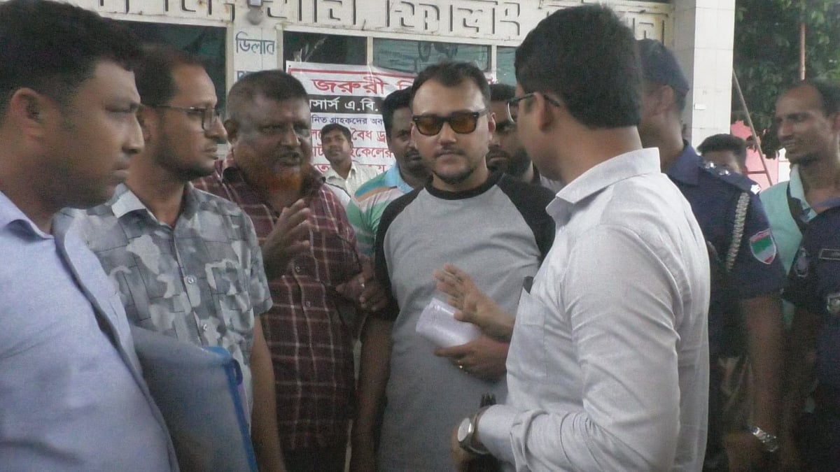 সাতক্ষীরায় মজুত তেল বাড়তি দামে বিক্রি করায় দুই ফিলিং স্টেশনকে জরিমানা করা হয়েছে । আজ রোববার