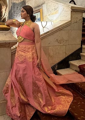 মস্কোতে নিজের সিনেমার প্রিমিয়ারে অনবদ্য ‘বেনারসি প্রিন্সেস’ লুকে ভাবনা