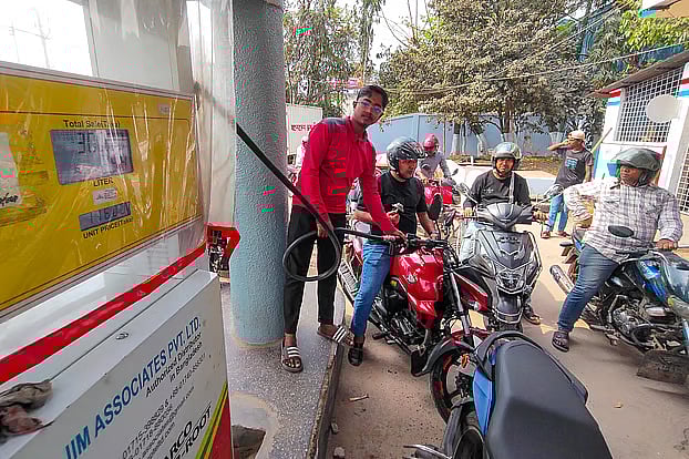 ফিলিং স্টেশনগুলো সোমবার থেকেই বাড়তি পরিমাণে তেল পাবে