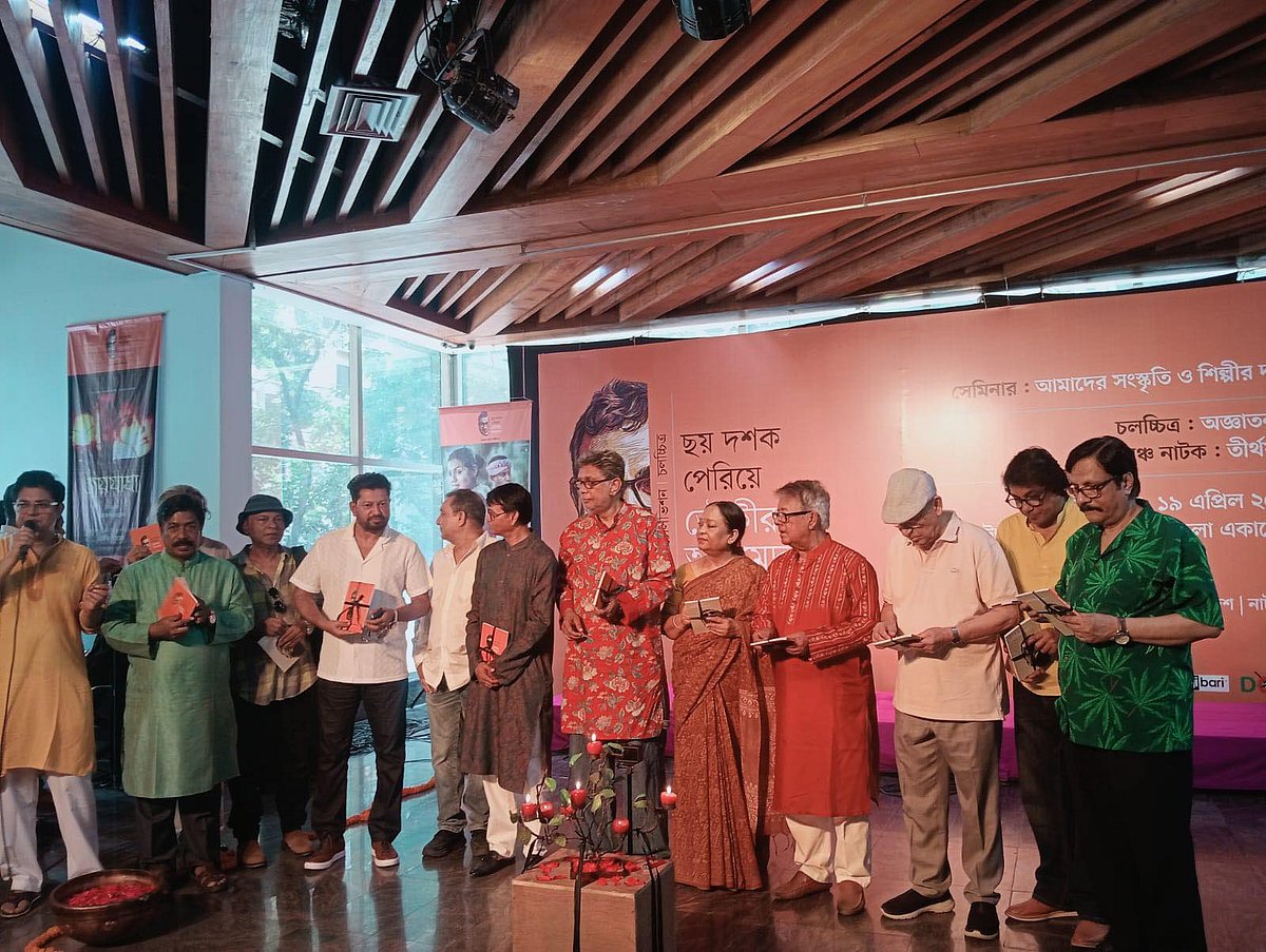 গতকাল বাংলাদেশ শিল্পকলা একাডেমিতে প্রদীপ প্রজ্বালন করে ‘ছয় দশক পেরিয়ে তৌকীর আহমেদ: আমাদের সংস্কৃতি ও শিল্পীর দায়’ শীর্ষক আয়োজনের উদ্বোধন করা হয়।  ছবি: প্রথম আলো