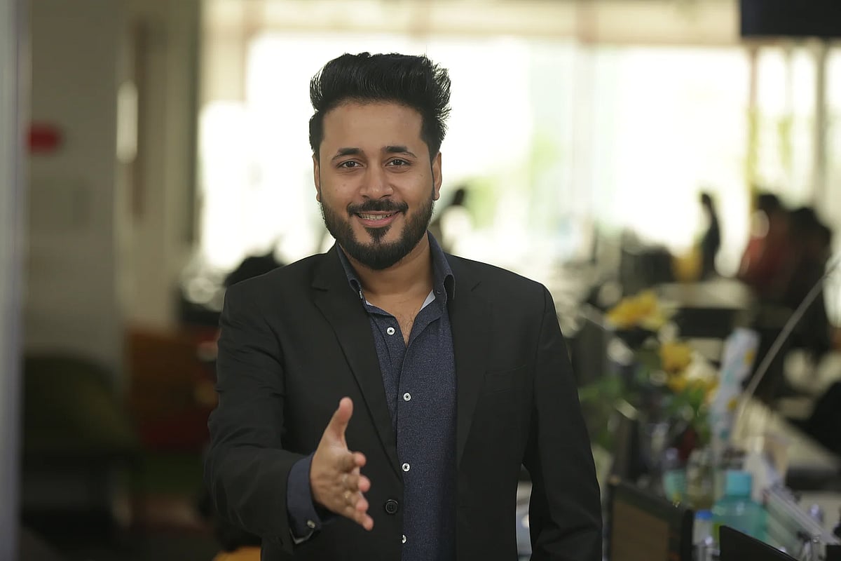 মানুষের কাছে আপনার বার্তার সবচেয়ে বড় অংশ পৌঁছে যায় কথার মাধ্যমে নয়, আপনার আচরণ ও ভঙ্গিমার মাধ্যমে