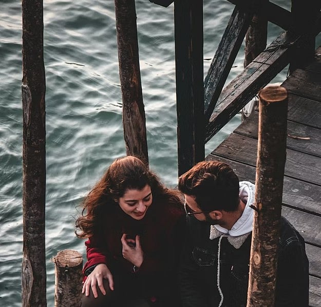 ট্রেন্ডে হট-টেক ডেটিং, বিষয়টা কী