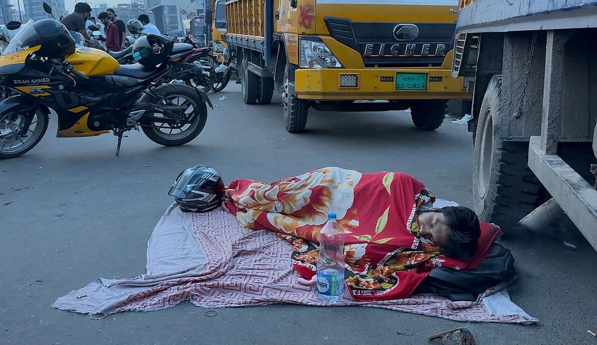 ১৬ ঘণ্টা অপেক্ষার পর  মিরপুরের কালশীতে সুমাত্রা ফিলিং স্টেশনের কাছেই বিছানা পেতে ঘুমাচ্ছেন রিফাত খান।  আজ রোববার সকাল ৬টার দিকে