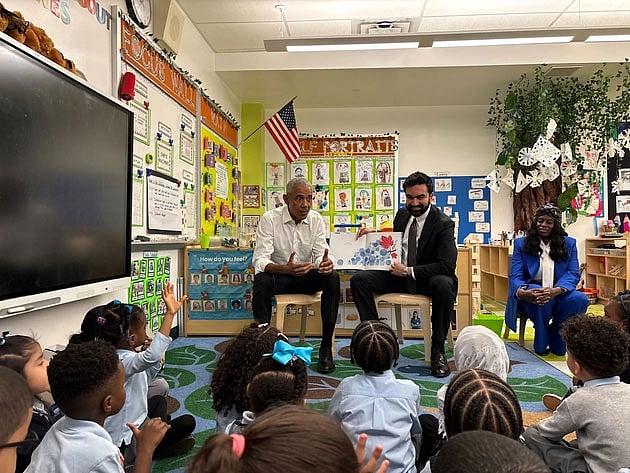 যুক্তরাষ্ট্রের সাবেক প্রেসিডেন্ট বারাক ওবামা এবং নিউইয়র্ক সিটির জোহরান মামদানি ব্রঙ্কসের একটি শিশুযত্ন কেন্দ্রে শিশুদের বই পড়ে শোনান। ১৮ এপ্রিল ২০২৬