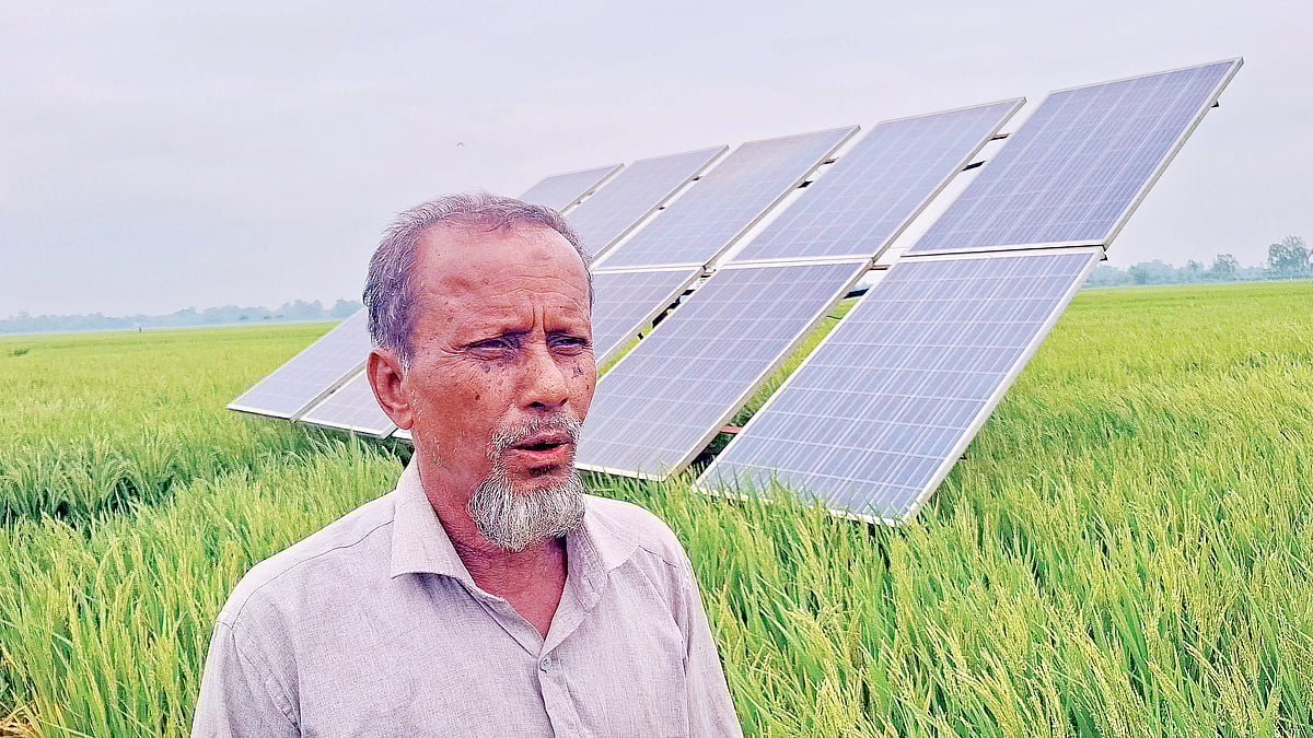 নিজের উদ্ভাবিত সৌর সেচযন্ত্রের সামনে সোলেমান আলী