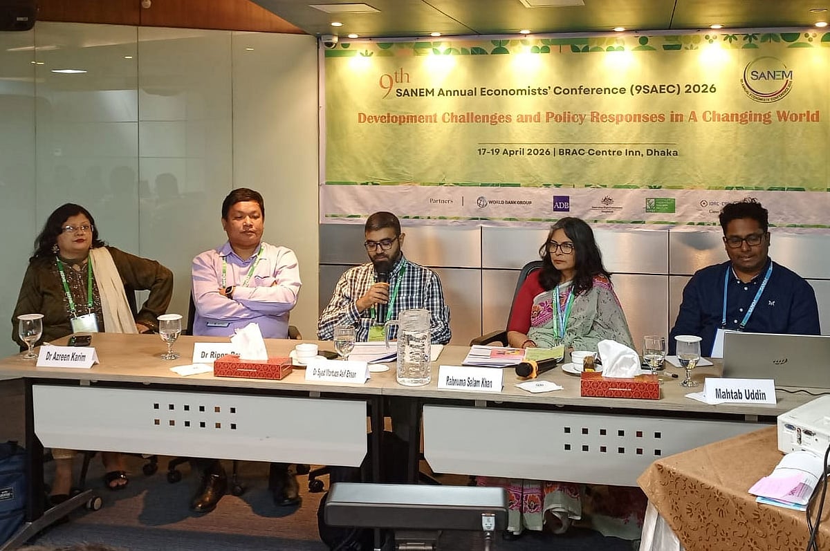 আজ রোববার রাজধানীর মহাখালীতে ব্র্যাক সেন্টার ইনে বেসরকারি গবেষণাপ্রতিষ্ঠান সাউথ এশিয়ান নেটওয়ার্ক অন ইকোনমিক মডেলিং (সানেম) আয়োজিত তিন দিনব্যাপী বার্ষিক অর্থনীতিবিদ সম্মেলনের সমাপনী দিনে এ গবেষণার ফলাফল উপস্থাপন করা হয়