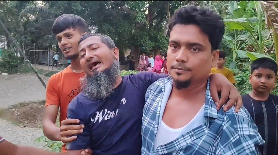 ছেলে শাহাদাতকে হারিয়ে কান্নায় ভেঙে পড়েন বাবা মোহাম্মদ আলী। আজ রোববার বিকেলে চাঁদপুর সদর উপজেলার মমিনপুর এলাকায়