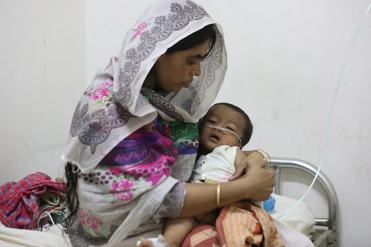 হাম নিয়ে হাসপাতালে চিকিৎসাধীন শিশুরা। রাজধানীর ডিএনসিসি ডেডিকেটেড কোভিড হাসপাতাল। ১৯ এপ্রিল