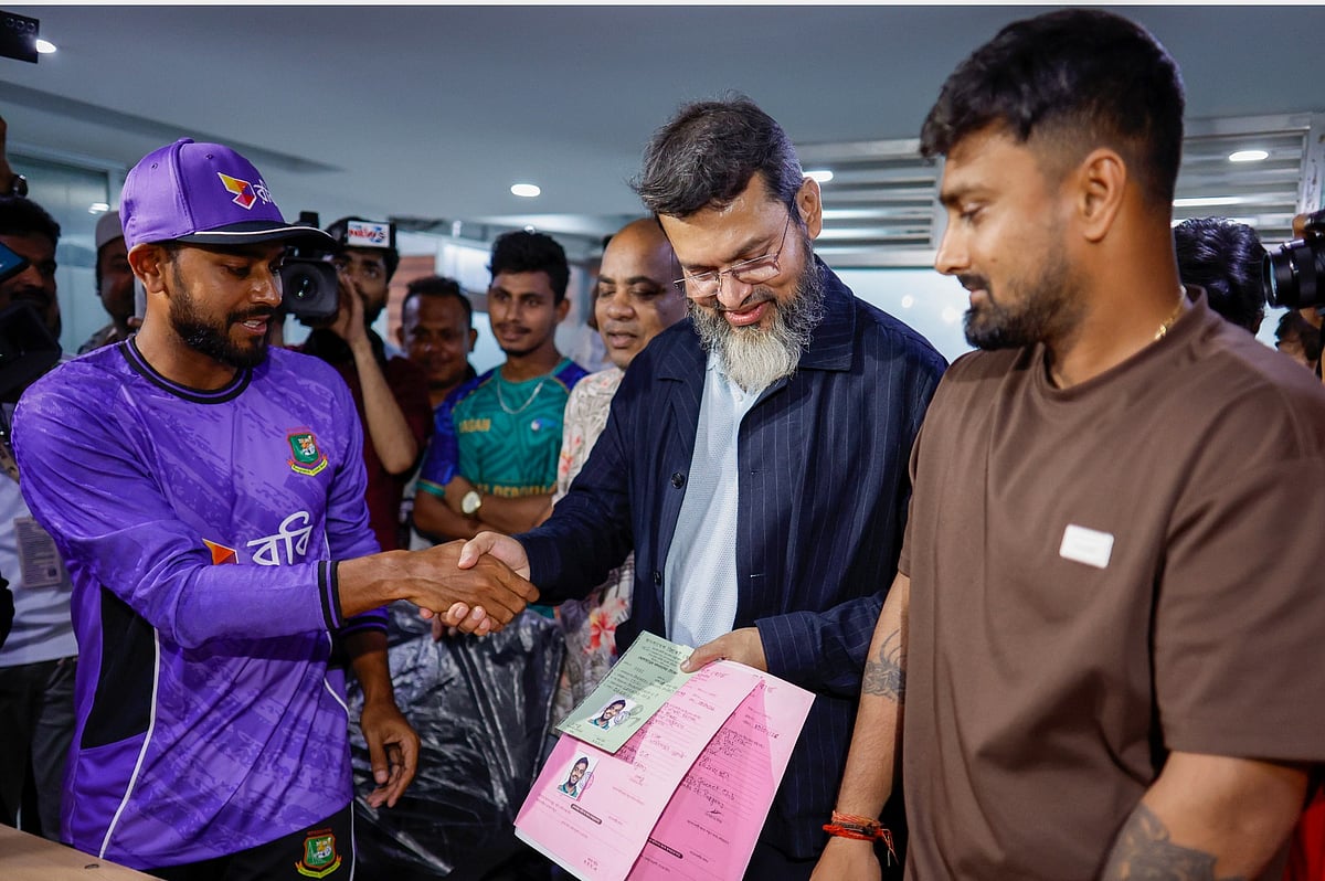 ওয়ানডে অধিনায়ক মেহেদী হাসান মিরাজ ও টি–টুয়েন্টি অধিনায়ক লিটন দাস, দুজনই নাম লিখিয়েছেন লেজেন্ডস অব রূপগঞ্জে।