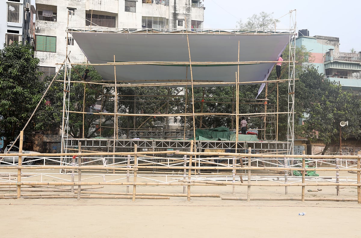 প্রধানমন্ত্রীর জনসভাস্থল ঐতিহাসিক আলতাফুন্নেছা খেলার মাঠে মঞ্চ নির্মাণের কাজ চলছে। গতকাল শনিবার