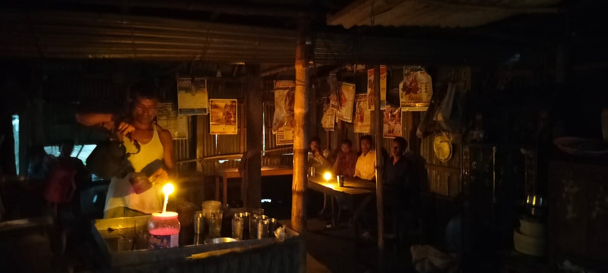 সন্ধ্যা নামতেই শুরু হয়েছে লোডশেডিং। মোমবাতি জ্বালিয়ে চলছে চা দোকান। গতকাল সন্ধ্যায় দিনাজপুরের বিরল উপজেলার বিষ্ণুপুর বাজারে