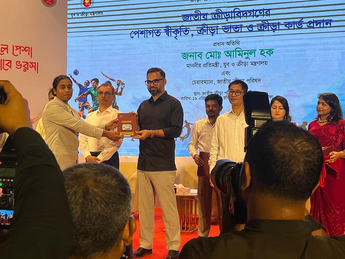 ক্রীড়া ভাতার কার্ড তুলে দেন ক্রীড়া প্রতিমন্ত্রী আমিনুল হক