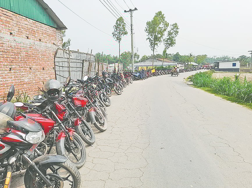 জ্বালানি তেলের দাম বাড়লেও সংকট কাটেনি। ঘণ্টার পর ঘণ্টা দীর্ঘ লাইনে দাঁড়িয়ে তেলের জন্য অপেক্ষা। খরতাপের কারণে মোটরসাইকেল রেখে অদূরে চালকেরা। গতকাল দুপুর ১২টায় নীলফামারী শহরের কাছে দেওয়ান ফিলিং স্টেশনের সামনে