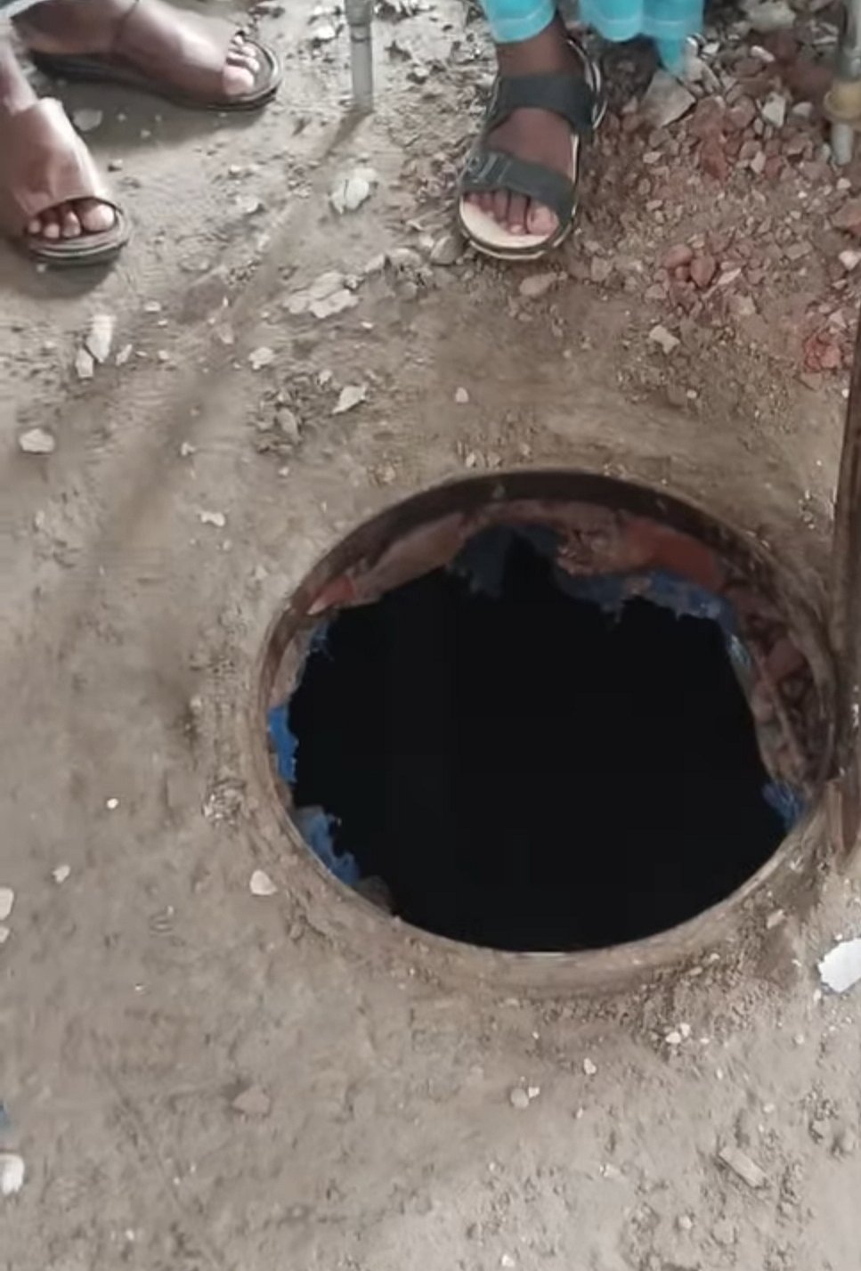 নির্মাণকাজ শেষে পানির রিজার্ভ ট্যাংকের ভেতরে নেমে কাঠ ও বাঁশের কাঠামো অপসারণ করতে নির্মাণশ্রমিকের মৃত্যু হয়। ফরিদপুরের ভাঙ্গা পৌর শহরের সিনিয়র সহকারী জজ আদালত চত্বরের পাশে নির্মাণাধীন মাছবাজারে