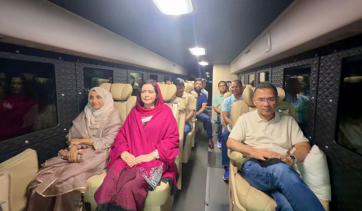 প্রধানমন্ত্রী তারেক রহমান আজ সোমবার সকালে ঢাকা থেকে সড়কপথে বগুড়ার উদ্দেশে রওনা দিয়েছেন