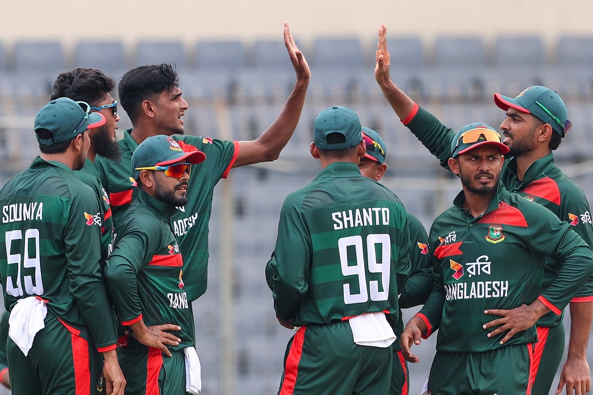 নাহিদ রানা নিয়েছেন প্রথম দুই উইকেট