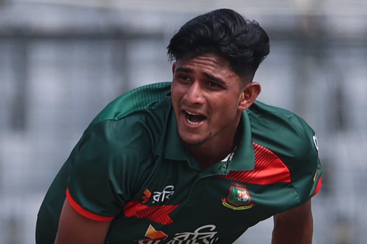 শেরেবাংলা স্টেডিয়ামে প্রচণ্ড গরমের মধ্যে দারুণ বোলিং করেন নাহিদ। আজ নিউজিল্যান্ডের বিপক্ষে দ্বিতীয় ওয়ানডেতে