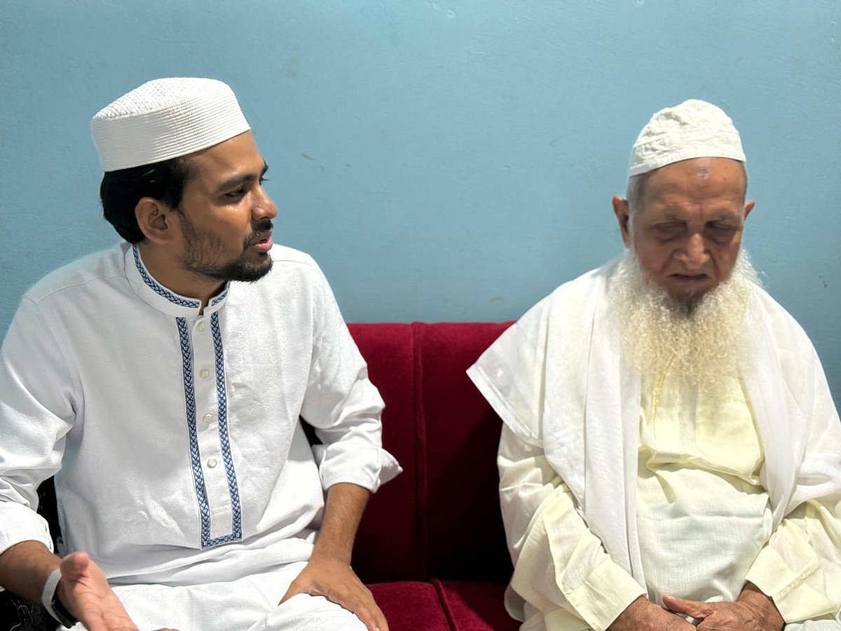 হেফাজতে ইসলাম বাংলাদেশের আমির মুহিব্বুল্লাহ বাবুনগরীর সঙ্গে দেখা করেন এনসিপির মুখপাত্র আসিফ মাহমুদ সজীব ভুঁইয়া। ফটিকছড়ি, চট্টগ্রাম। ২০ এপ্রিল ২০২৬