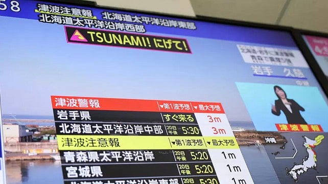 জাপানের টেলিভিশনে সুনামি সতর্কতার খবর প্রচার করা হচ্ছে। ২০ এপ্রিল, ২০২৬