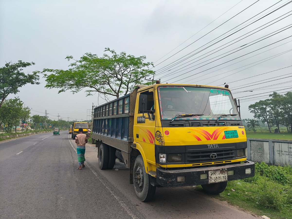 ট্রাকগুলো দিয়ে ময়মনসিংহ থেকে ঢাকার যাত্রাবাড়ীর আড়তে নেওয়া হবে মাছ। আজ সোমবার সকালে ত্রিশালের কাজীর শিমলা এলাকায়