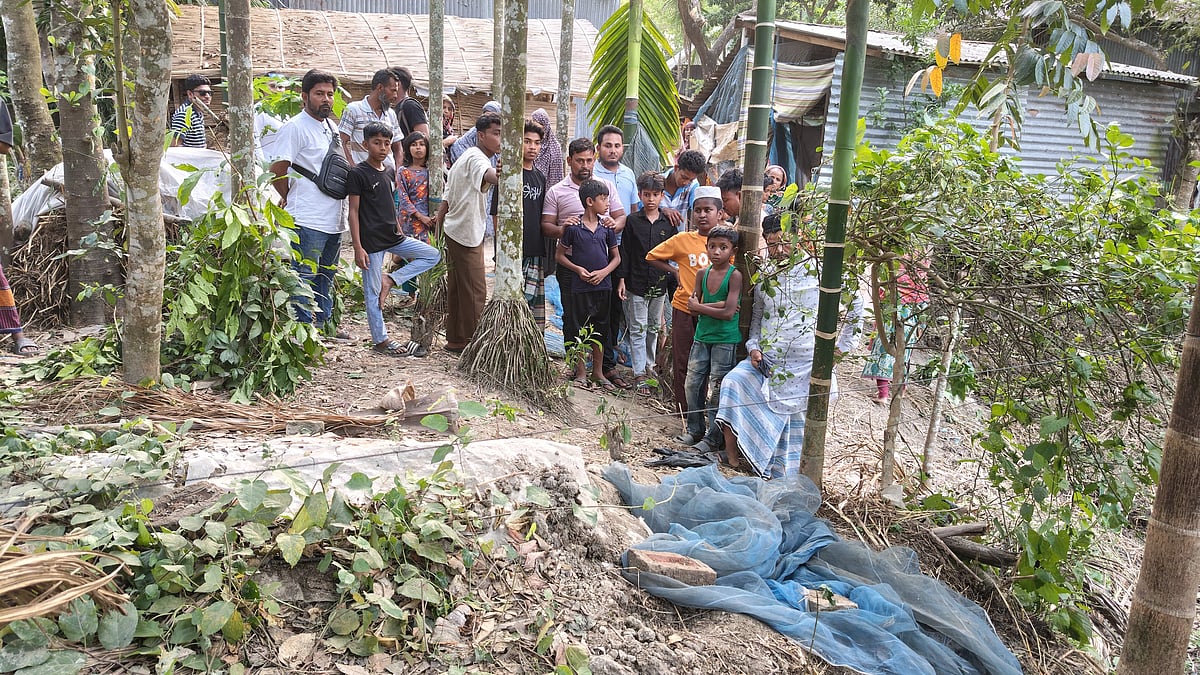 শরীয়তপুরের একটি গ্রামে পাঁচ বছরের পুরাতন একটি কবরে অর্ধগলিত লাশের সন্ধান পেয়েছে পুলিশ। সোমবার সন্ধ্যায় সদর উপজেলা চরচটাং গ্রামে