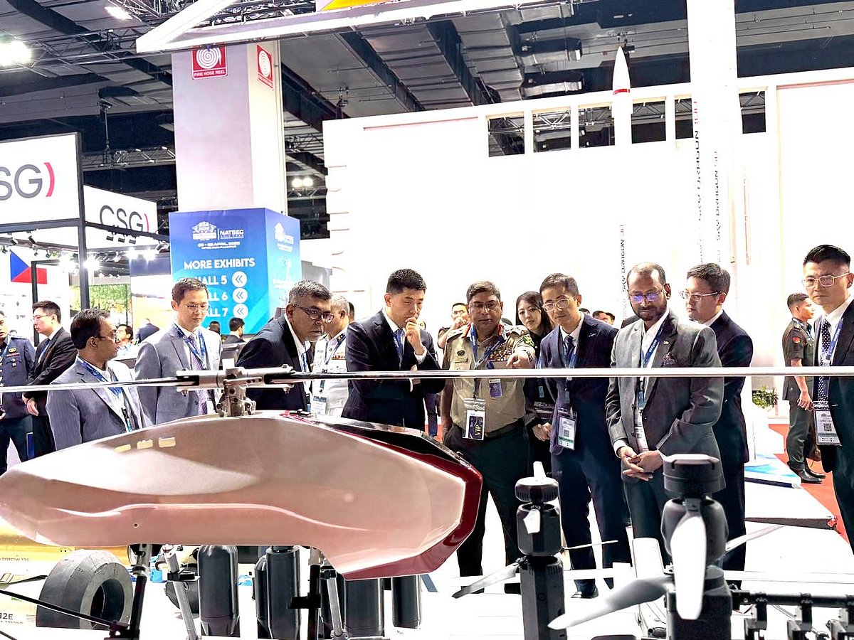 সেনাবাহিনীর প্রধান জেনারেল ওয়াকার-উজ-জামান মালয়েশিয়ার রাজধানী কুয়ালালামপুরে অনুষ্ঠিত ‘ডিফেন্স সার্ভিসেস এশিয়া’ (ডিএসএ) ও ‘ন্যাশনাল সিকিউরিটি এশিয়া’ (ন্যাটসেক এশিয়া-২০২৬) প্রদর্শনী পরিদর্শন করেছেন। ২০ এপ্রিল ২০২৬