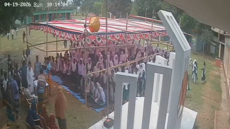 গাজীপুরে শ্রীপুর উপজেলার ওই বিদ্যালয়ের বিদায় অনুষ্ঠানে হট্টগোলের একটি ভিডিও ফেসবুকে ছড়িয়ে পড়েছে