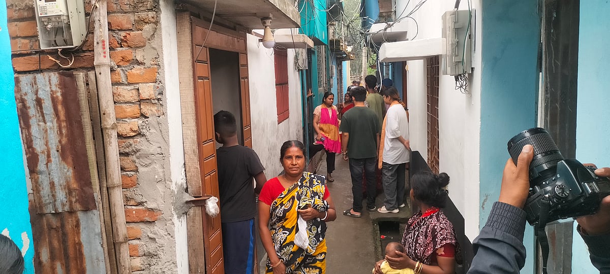 দিনাজপুর শহরে অগ্নিদগ্ধ হয়ে মৃত দম্পতির বাড়িতে প্রতিবেশী ও স্বজনদের ভিড়