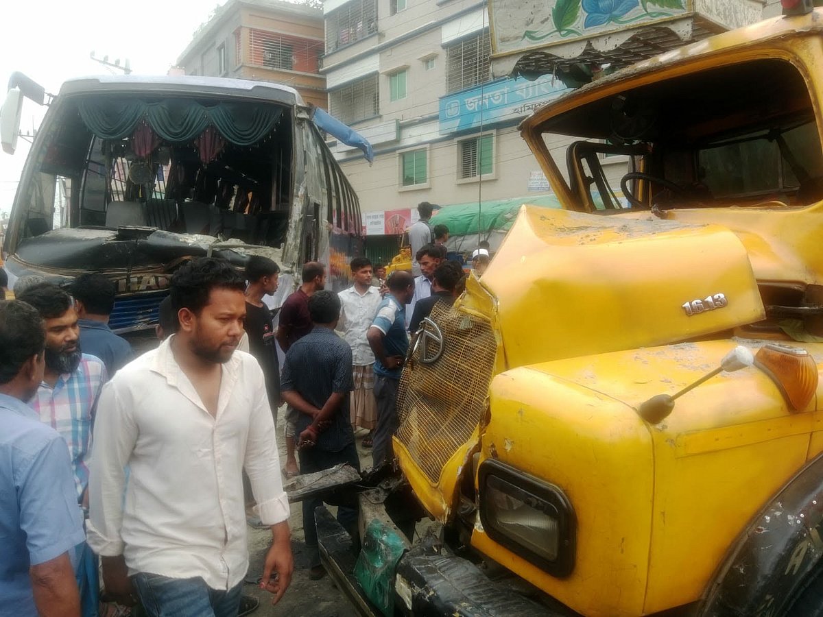 টাঙ্গাইলের হামিদপুর এলাকায় ট্রাকের সঙ্গে বাসের সংঘর্ষের ঘটনা ঘটে। আজ সোমবার