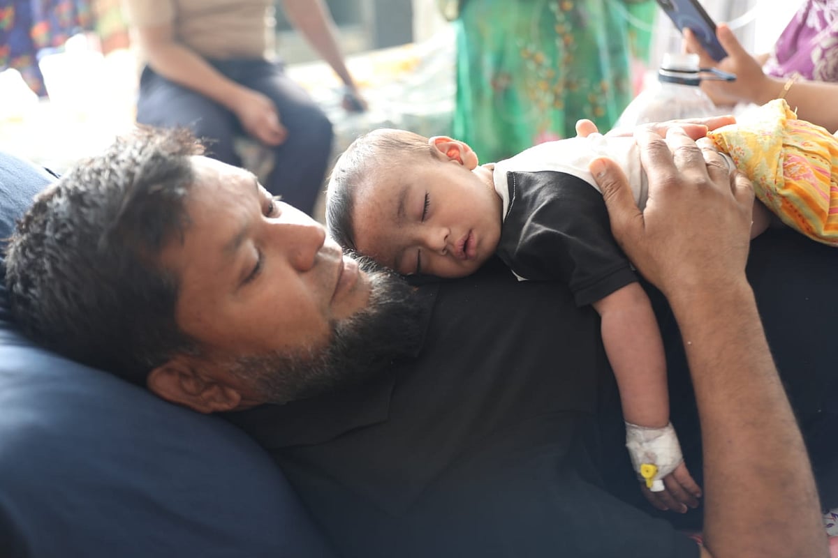 হামে আক্রান্ত এক শিশুকে নিয়ে অভিভাবক। রাজধানীর ডিএনসিসি ডেডিকেটেড কোভিড হাসপাতালে। আজ সোমবার সকালে