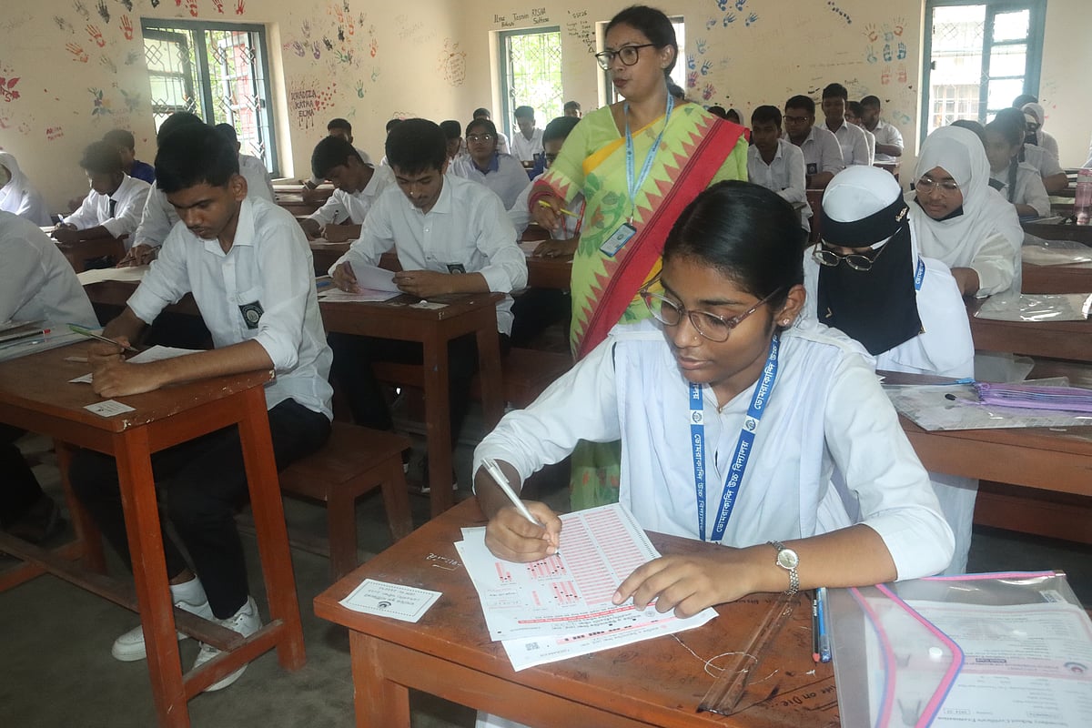 ২১ এপ্রিল থেকে এসএসসি ও সমমানের পরীক্ষা শুরু হয়েছে। কেন্দ্রে পরীক্ষা দিচ্ছে শিক্ষার্থীরা। ফরিদপুর সরকারি বালিকা উচ্চবিদ্যালয় কেন্দ্র, ঝিলটুলী, ফরিদপুর, ২১ এপ্রিল
