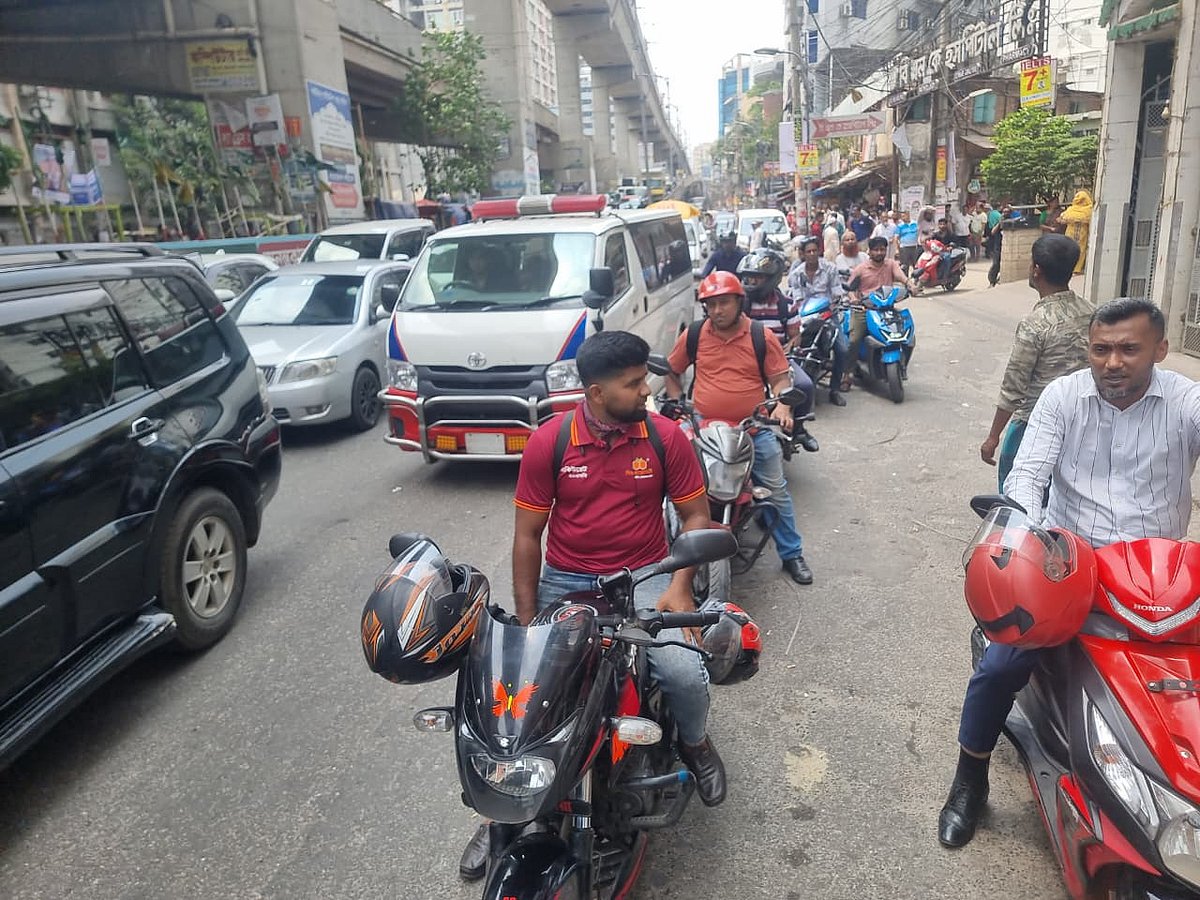 মোটরসাইকেলে রাইড শেয়ার চালক নাজিম উদ্দিন রাজারবাগ ফিলিং স্টেশন থেকে জ্বালানি তেল নেওয়ার জন্য লাইনে অপেক্ষা করছেন। আজ মঙ্গলবার সকালে রাজধানীর শহীদবাগে