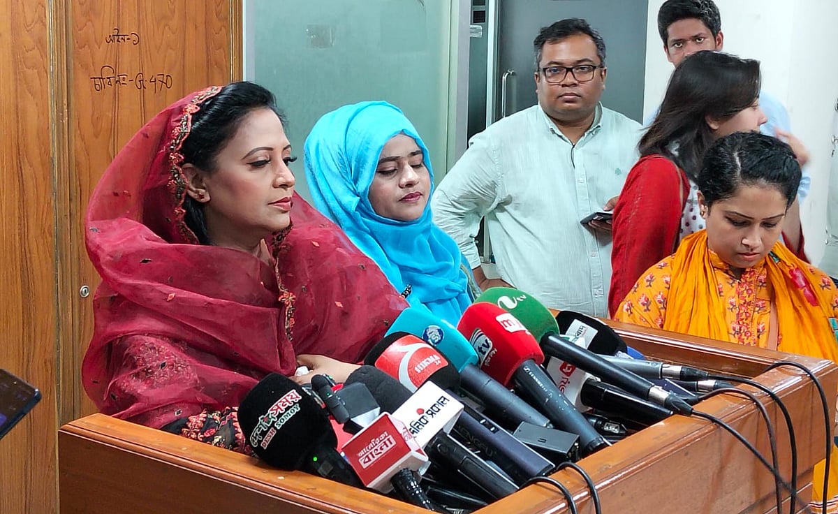 নির্বাচন কমিশনে মনোনয়নপত্র জমা দেওয়া শেষে বক্তব্য দেন সংসদের সংরক্ষিত নারী আসনে বিএনপির মনোনীত প্রার্থী সেলিনা সুলতানা। আজ মঙ্গলবার রাজধানীর আগারগাঁওয়ে নির্বাচন কমিশনে