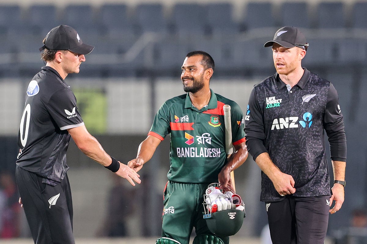 মিরপুর শেরেবাংলা স্টেডিয়ামে গতকাল নিউজিল্যান্ডকে হারিয়ে সিরিজে সমতায় ফেরে বাংলাদেশ। ম্যাচ শেষে ছবিটি তোলা