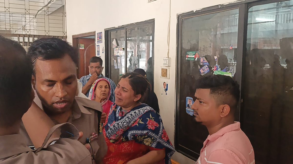 পুলিশ আসামিকে হাজতখানায় নিতে চাইলে কেঁদে ওঠেন তিনি