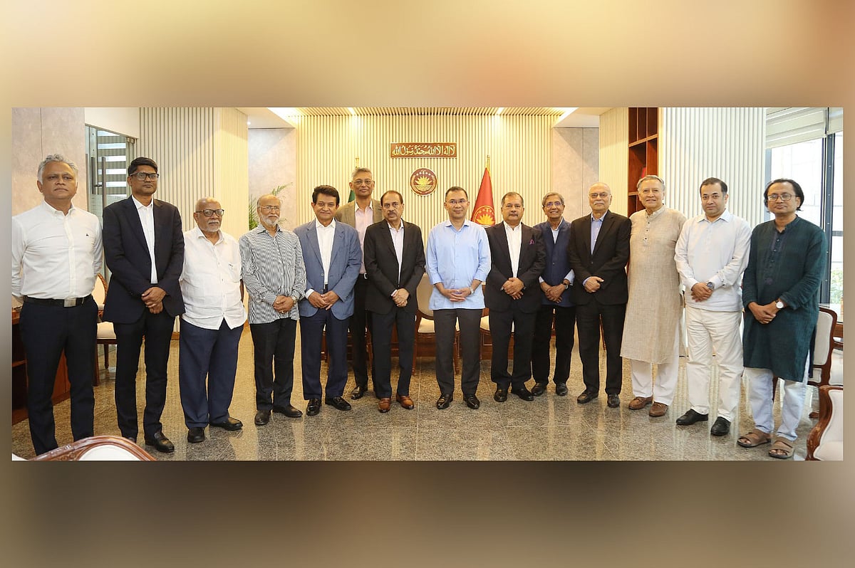 প্রধানমন্ত্রী তারেক রহমানের সঙ্গে নিউজপেপার ওনার্স অ্যাসোসিয়েশন অব বাংলাদেশের প্রতিনিধিদল সাক্ষাৎ শেষে ফটোসেশনে অংশ নেয়। আজ মঙ্গলবার সচিবালয়ে জনপ্রশাসন মন্ত্রণালয়ের সভাকক্ষে