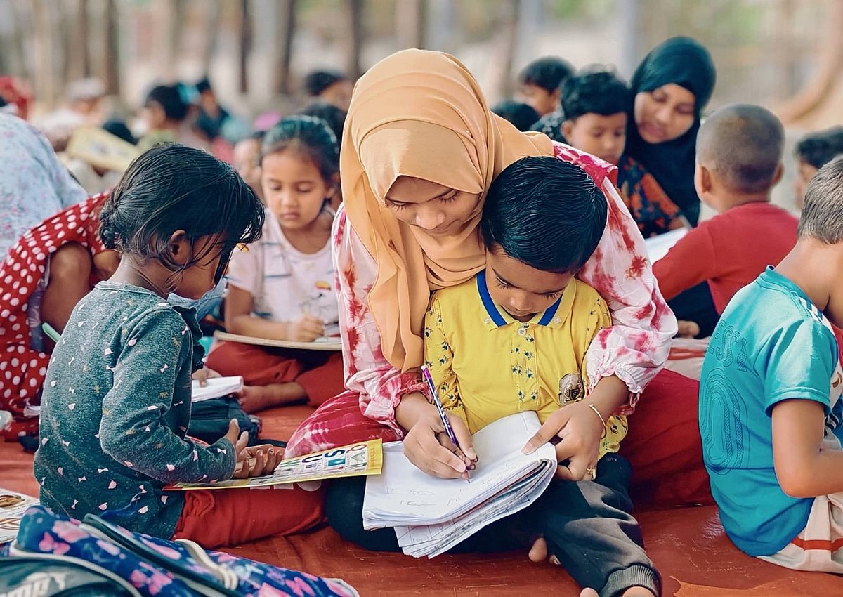 গাছের ছায়ায় ‘আমাদের পাঠশালা’য় সুবিধাবঞ্চিত শিশুদের পরম মমতায় পাঠদান করছেন এক স্বেচ্ছাসেবী। সম্প্রতি তোলা